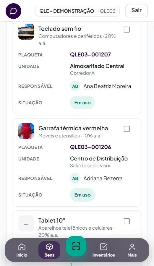 Lista de bens do QLPatrium no celular, em cartões com foto, plaqueta, unidade, responsável e situação