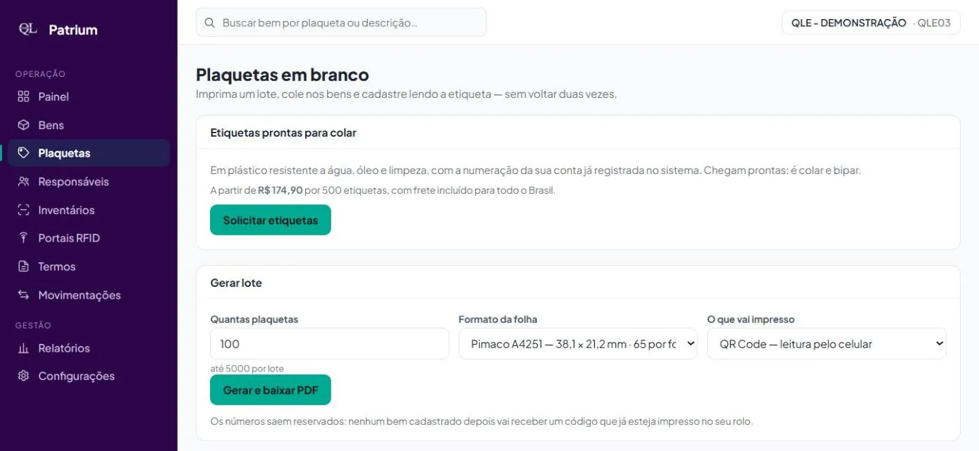Tela Plaquetas do QLPatrium: pedido de etiquetas prontas e geração de lote para imprimir, com formato da folha e QR Code